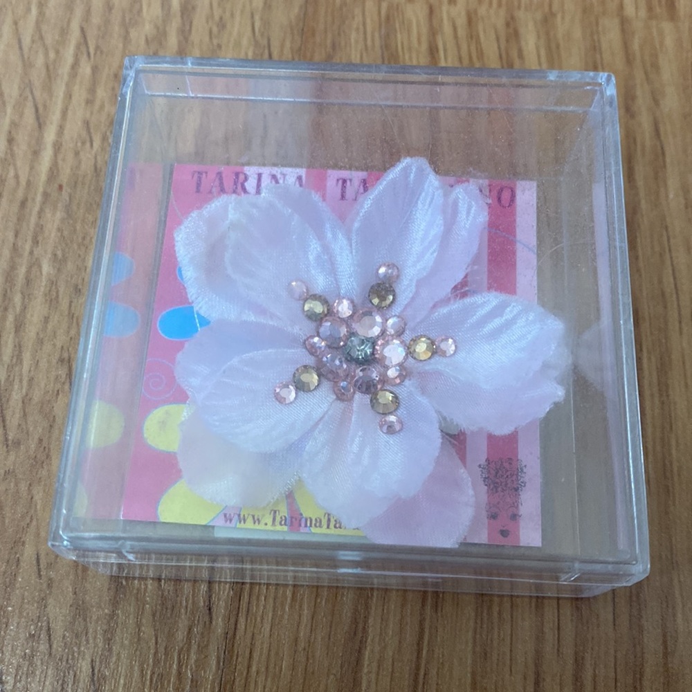 โค๏ธ Tarina Tarantino Rhinestone Clip Flower New in Box - Picture 4 of 4